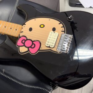 Squier Hello Kitty Stratocaster Black, E-Gitarre mit Hello Kitty Pickguard, Single Humbucker, Made in Indonesia. | Zustand: Gut