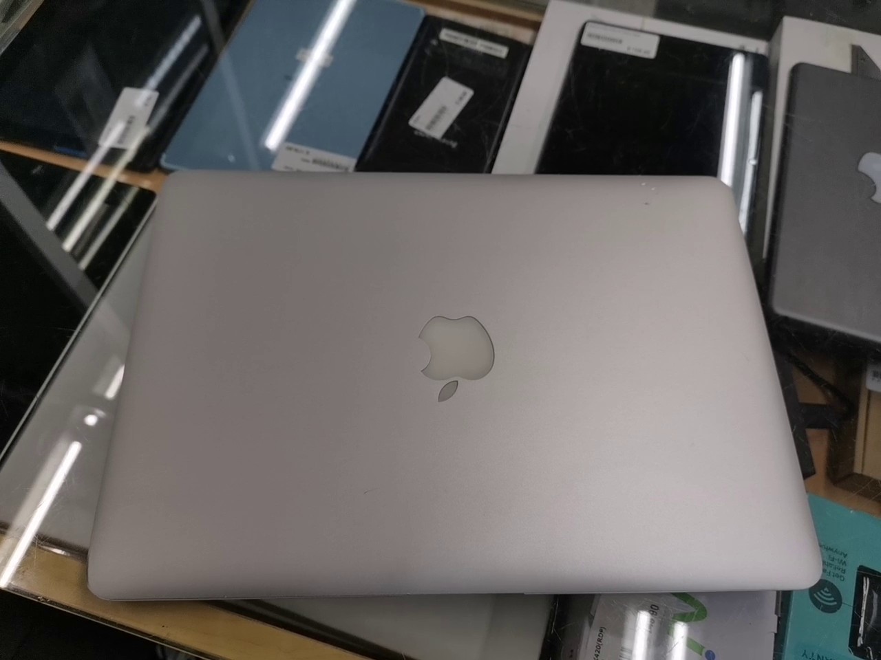 Apple MacBook Air 13 Zoll 2015, Core i5, 4GB RAM, 128GB SSD, 187 Ladezyklen, silbernes Aluminiumgehäuse. | Zustand: Sehr Gut