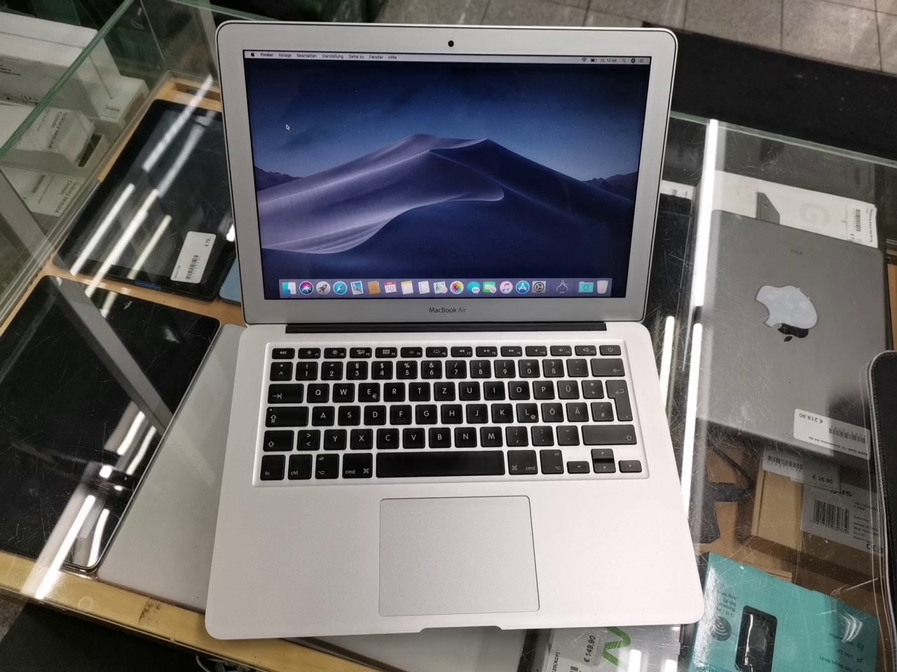 Apple MacBook Air 13 Zoll 2015, Core i5, 4GB RAM, 128GB SSD, 187 Ladezyklen, silbernes Aluminiumgehäuse. | Zustand: Sehr Gut – Bild 2
