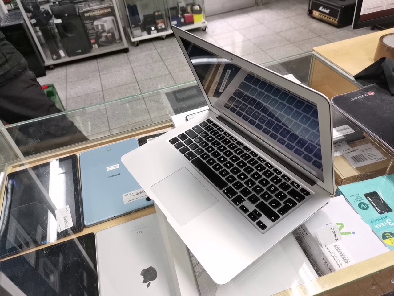 Apple MacBook Air 13 Zoll 2015, Core i5, 4GB RAM, 128GB SSD, 187 Ladezyklen, silbernes Aluminiumgehäuse. | Zustand: Sehr Gut – Bild 4
