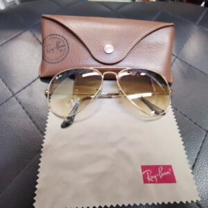 Ray-Ban Aviator RB3025 Gold Braun Gradient, Sonnenbrille im Piloten-Stil mit goldfarbenem Metallrahmen und braun verlaufenden Gläsern, inklusive Hülle. | Zustand: Gut