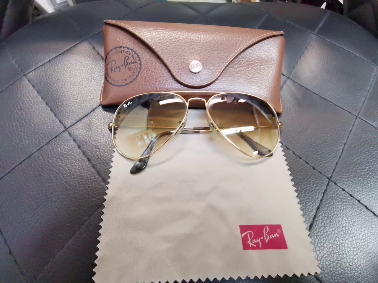 Ray-Ban Aviator RB3025 Gold Braun Gradient, Sonnenbrille im Piloten-Stil mit goldfarbenem Metallrahmen und braun verlaufenden Gläsern, inklusive Hülle. | Zustand: Gut