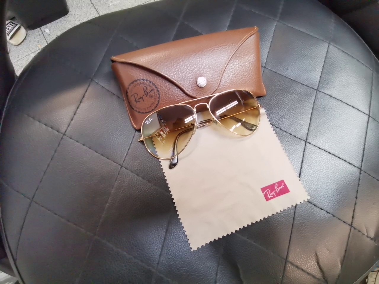 Ray-Ban Aviator RB3025 Gold Braun Gradient, Sonnenbrille im Piloten-Stil mit goldfarbenem Metallrahmen und braun verlaufenden Gläsern, inklusive Hülle. | Zustand: Gut – Bild 2