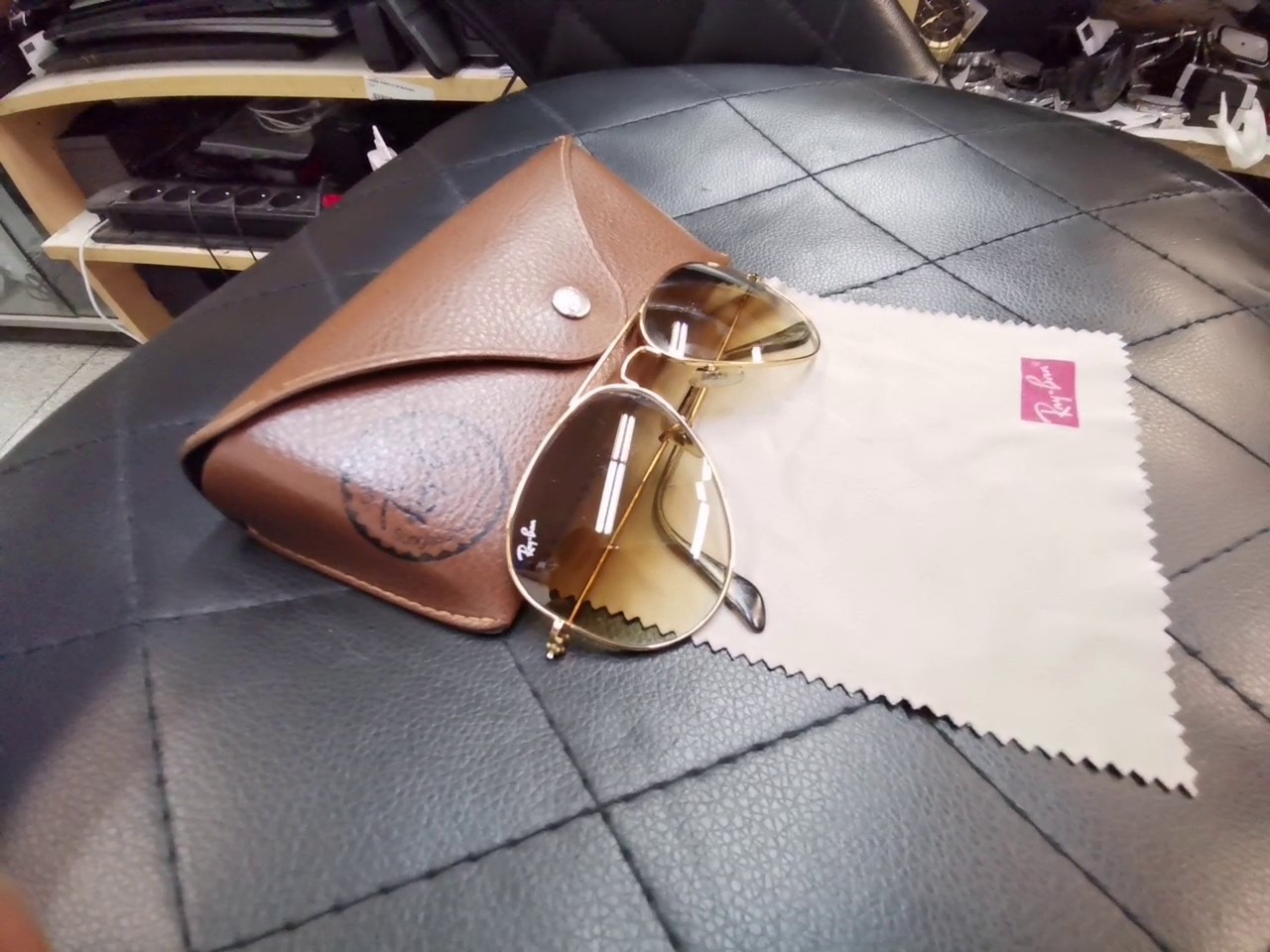 Ray-Ban Aviator RB3025 Gold Braun Gradient, Sonnenbrille im Piloten-Stil mit goldfarbenem Metallrahmen und braun verlaufenden Gläsern, inklusive Hülle. | Zustand: Gut – Bild 3