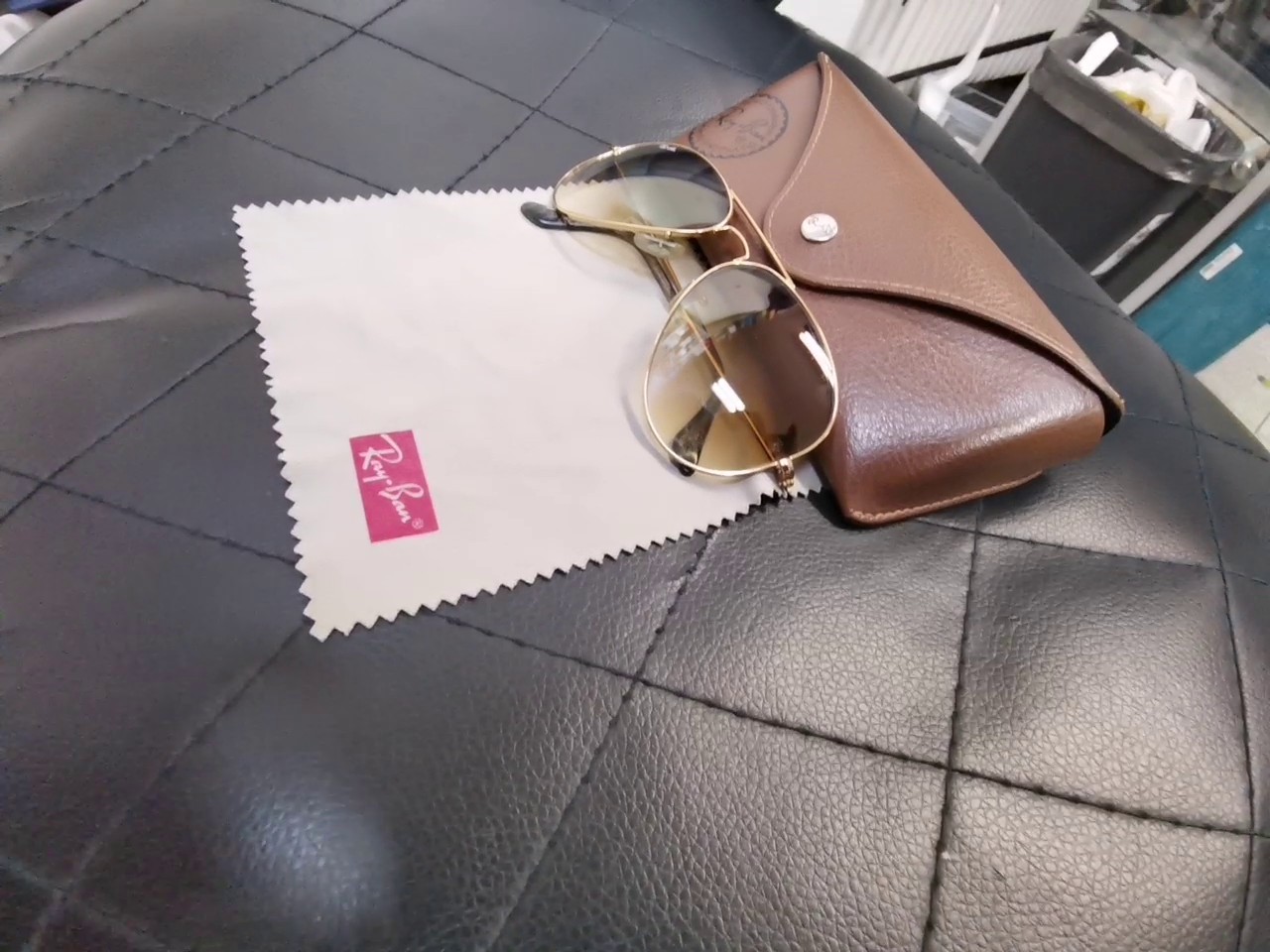 Ray-Ban Aviator RB3025 Gold Braun Gradient, Sonnenbrille im Piloten-Stil mit goldfarbenem Metallrahmen und braun verlaufenden Gläsern, inklusive Hülle. | Zustand: Gut – Bild 4