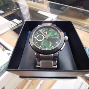 Tommy Hilfiger Chronograph Grün Silber, Herrenuhr mit grünem Zifferblatt und Edelstahlarmband, neu und originalverpackt (ovp). | Zustand: Gut