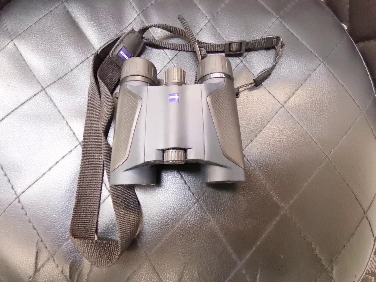 Zeiss Terra ED Pocket 8x25, Kompaktes und leichtes Fernglas mit 8-facher Vergrößerung und 25mm Objektivdurchmesser. | Zustand: Sehr Gut – Bild 4