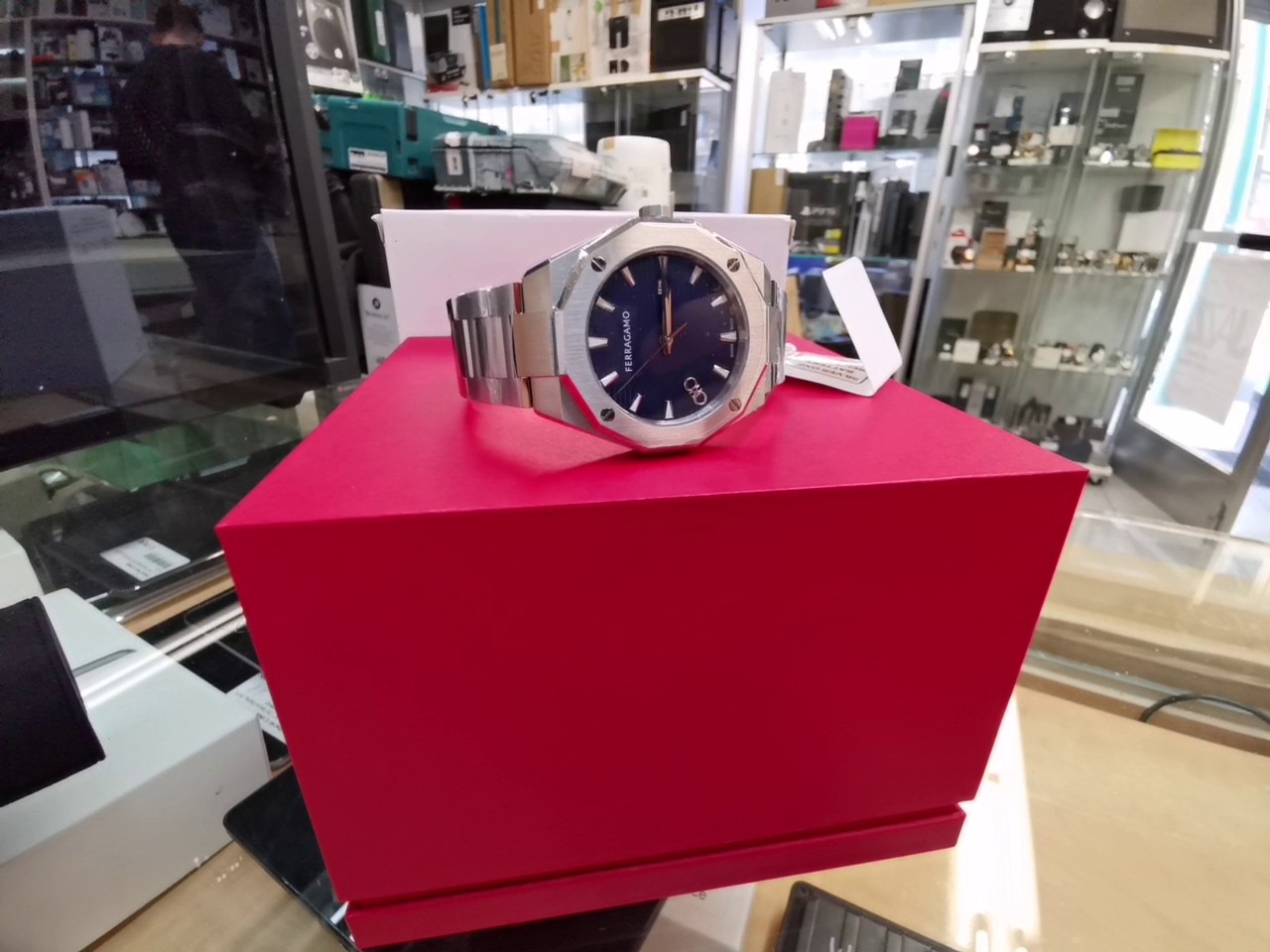 Ferragamo Versilia 3H Silber, Herrenuhr mit blauem Zifferblatt, Edelstahlarmband, mit Originalverpackung (ovp). | Zustand: Neu – Bild 4