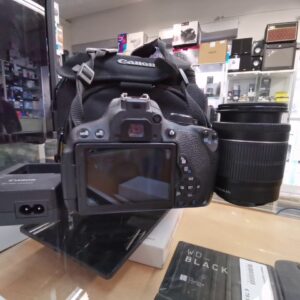 Canon EOS 700D mit Tasche, DSLR Kamera mit Akku, Ladegerät und Objektiv, schwarzes Modell. | Zustand: Sehr Gut