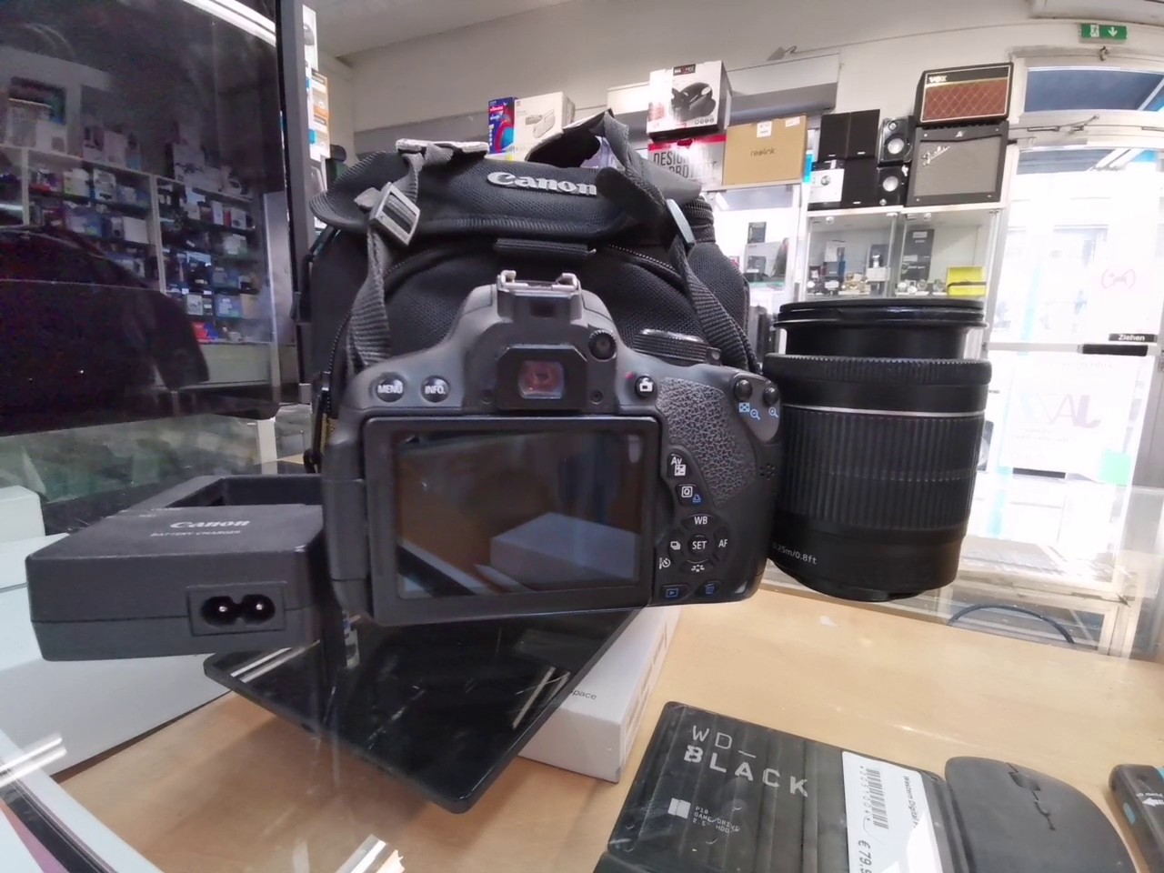 Canon EOS 700D mit Tasche, DSLR Kamera mit Akku, Ladegerät und Objektiv, schwarzes Modell. | Zustand: Sehr Gut