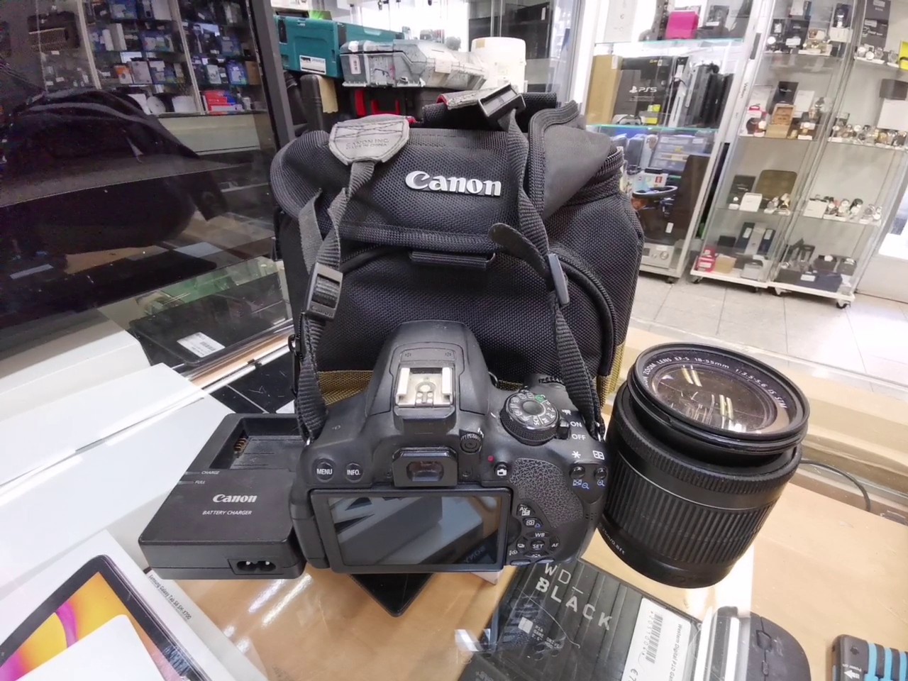 Canon EOS 700D mit Tasche, DSLR Kamera mit Akku, Ladegerät und Objektiv, schwarzes Modell. | Zustand: Sehr Gut – Bild 2