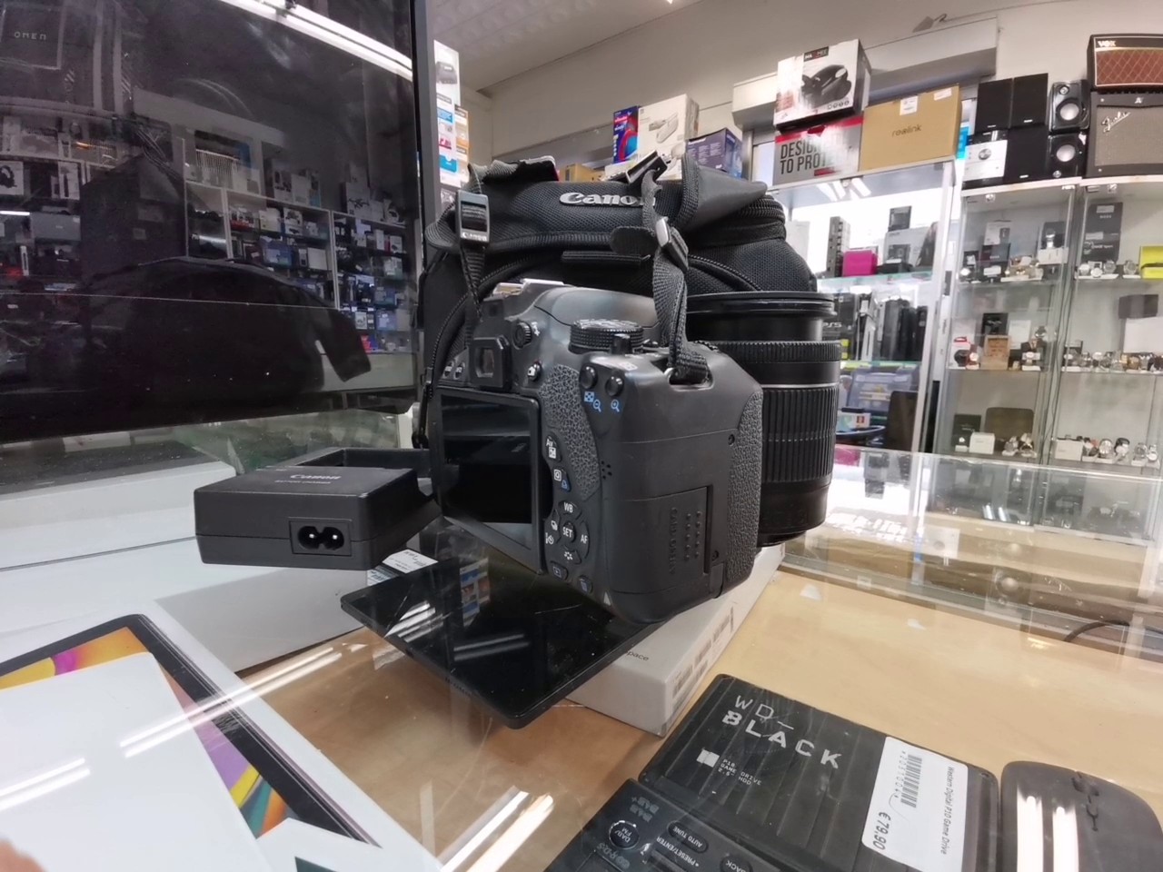 Canon EOS 700D mit Tasche, DSLR Kamera mit Akku, Ladegerät und Objektiv, schwarzes Modell. | Zustand: Sehr Gut – Bild 3