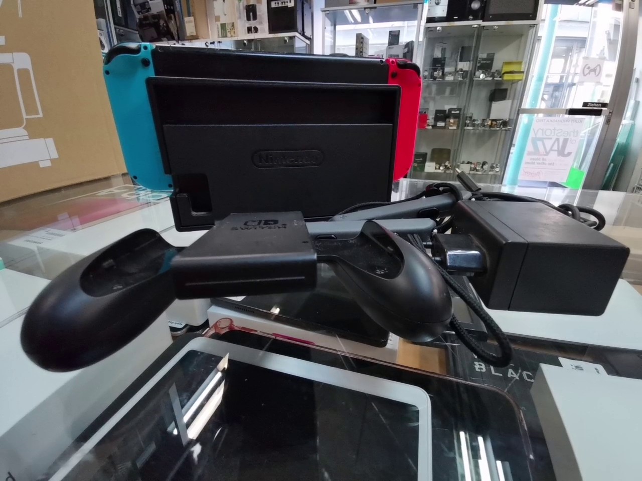 Nintendo Switch, Inkl. Dockingstation und Netzteil | Zustand: Gut | Farbe: schwarz – Bild 4