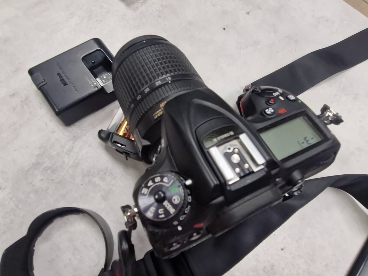 Nikon D7200 + 18-140mm VR, DSLR Kamera mit AF-S DX 18-140mm VR Objektiv, Gegenlichtblende, Akkus und Ladeteil. | Zustand: Sehr Gut – Bild 5