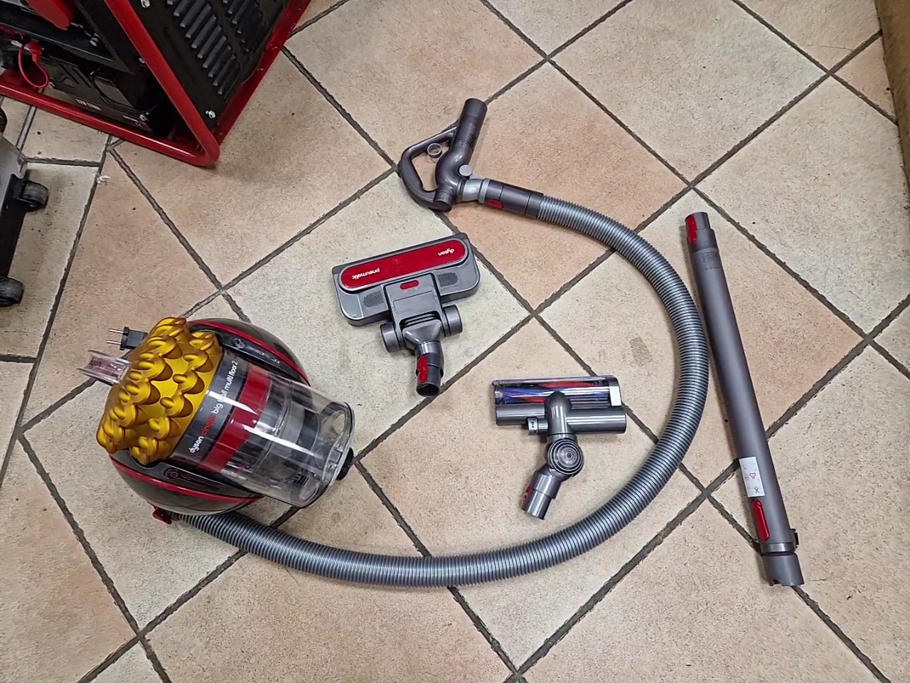 Dyson Cinetic Big Ball Multi Floor 2, Bodenstaubsauger mit zusätzlicher Bürste, gelb | rot | schwarz, guter Zustand | Zustand: Sehr Gut – Bild 2