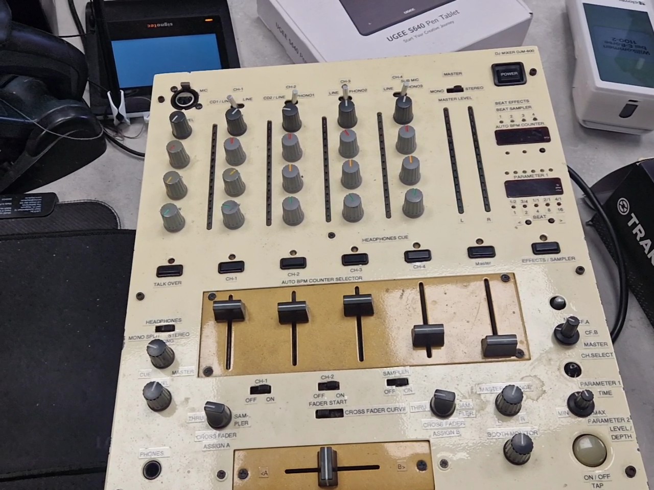 Pioneer DJM-600 Silber/Champagner, 4-Kanal DJ-Mixer mit 3-Band EQ, Beat Effects, Auto BPM Counter, XLR | Cinch Outs. | Zustand: Gut