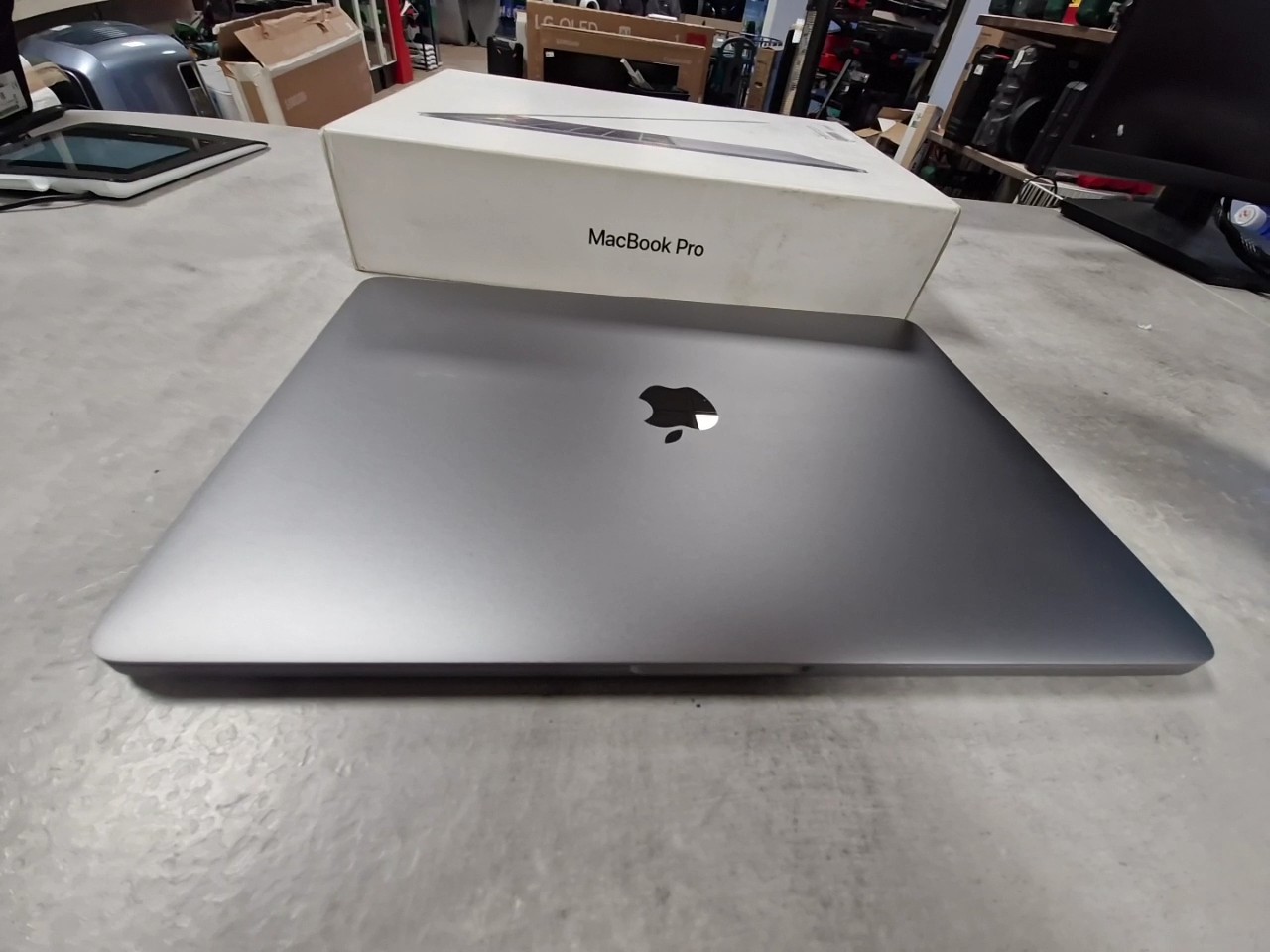 Apple MacBook Pro 13" 2019 Touchbar, grey, i5 2.4GHz 8GB RAM, 256GB SSD, OVP | Zustand: Gut – Bild 3