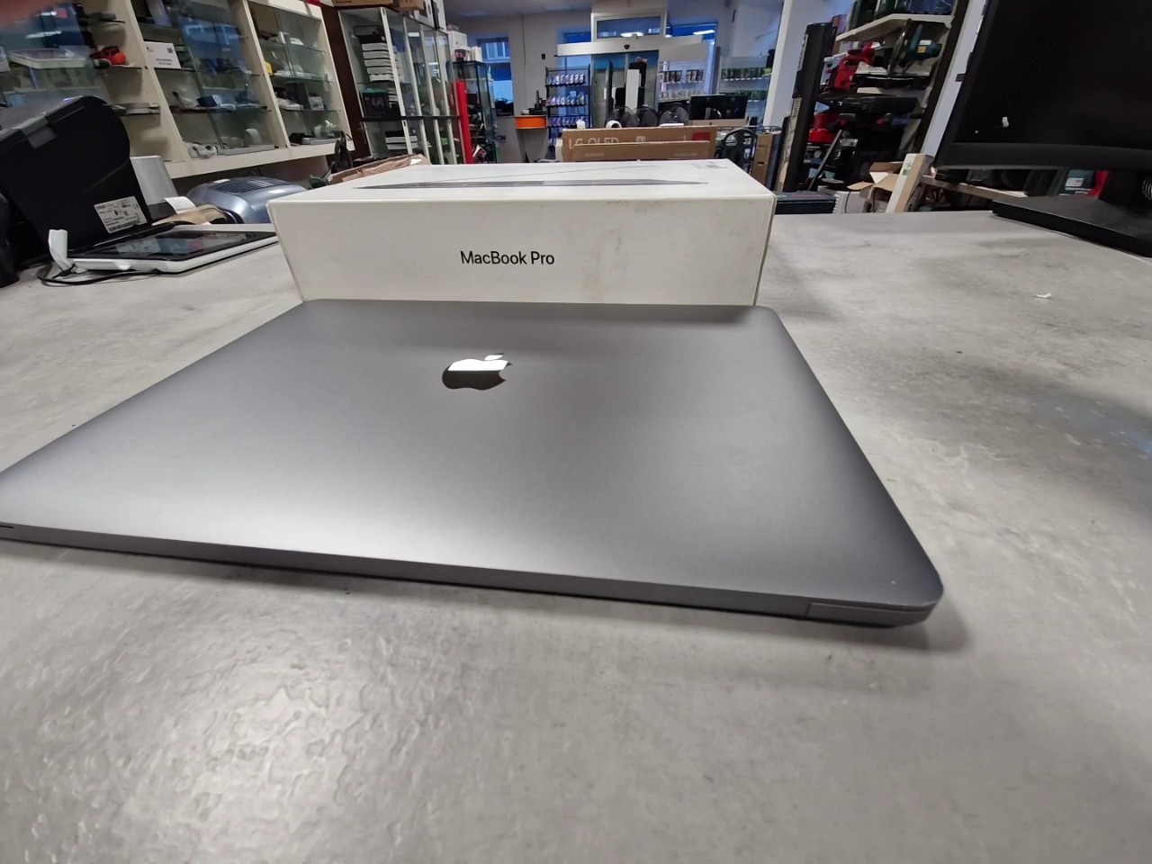 Apple MacBook Pro 13" 2019 Touchbar, grey, i5 2.4GHz 8GB RAM, 256GB SSD, OVP | Zustand: Gut – Bild 4