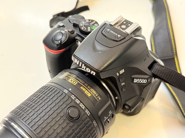 Nikon D5500 Body mit AFS Nikkor 55-200mm GII ED , DX-Format DSLR mit 24,2 MP, Touchscreen & Wi-Fi. inkl. Ladegerät. | Zustand: Gut – Bild 2
