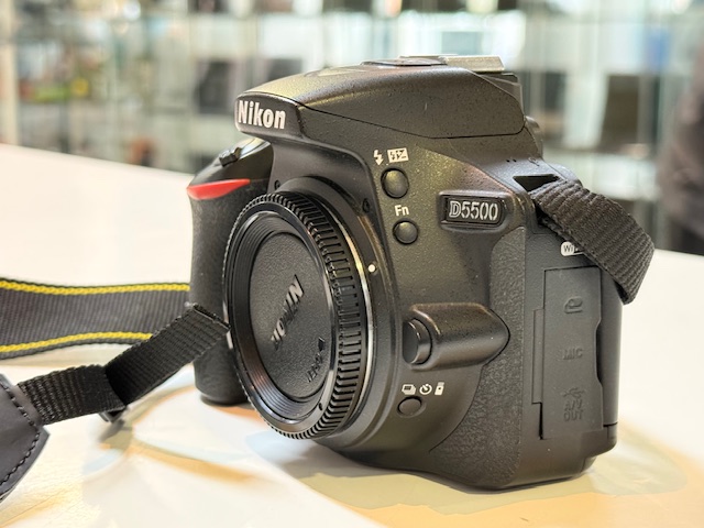 Nikon D5500 Body mit AFS Nikkor 55-200mm GII ED , DX-Format DSLR mit 24,2 MP, Touchscreen & Wi-Fi. inkl. Ladegerät. | Zustand: Gut – Bild 3