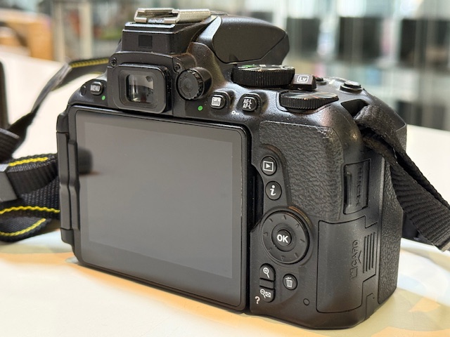 Nikon D5500 Body mit AFS Nikkor 55-200mm GII ED , DX-Format DSLR mit 24,2 MP, Touchscreen & Wi-Fi. inkl. Ladegerät. | Zustand: Gut – Bild 4