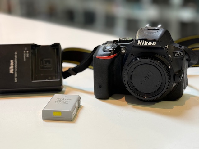 Nikon D5500 Body mit AFS Nikkor 55-200mm GII ED , DX-Format DSLR mit 24,2 MP, Touchscreen & Wi-Fi. inkl. Ladegerät. | Zustand: Gut – Bild 5