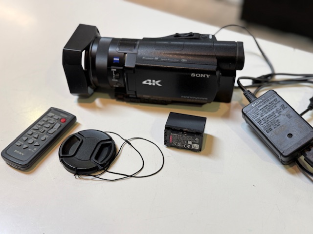 Sony FDR-AX100E 4K Camcorder, Mit Ladegerät, 2 Akkus, Anleitung, Tasche | Zustand: Gut – Bild 3