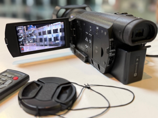 Sony FDR-AX100E 4K Camcorder, Mit Ladegerät, 2 Akkus, Anleitung, Tasche | Zustand: Gut – Bild 4