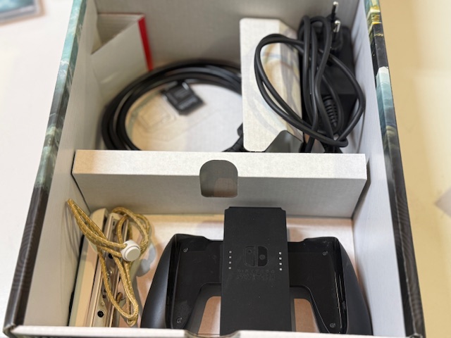 Nintendo Switch OLED Zelda TotK Edition, Special Edition mit Dock, Joy-Cons, Ladegerät, Mit Spiel | Zustand: Sehr Gut | Farbe: schwarz – Bild 4