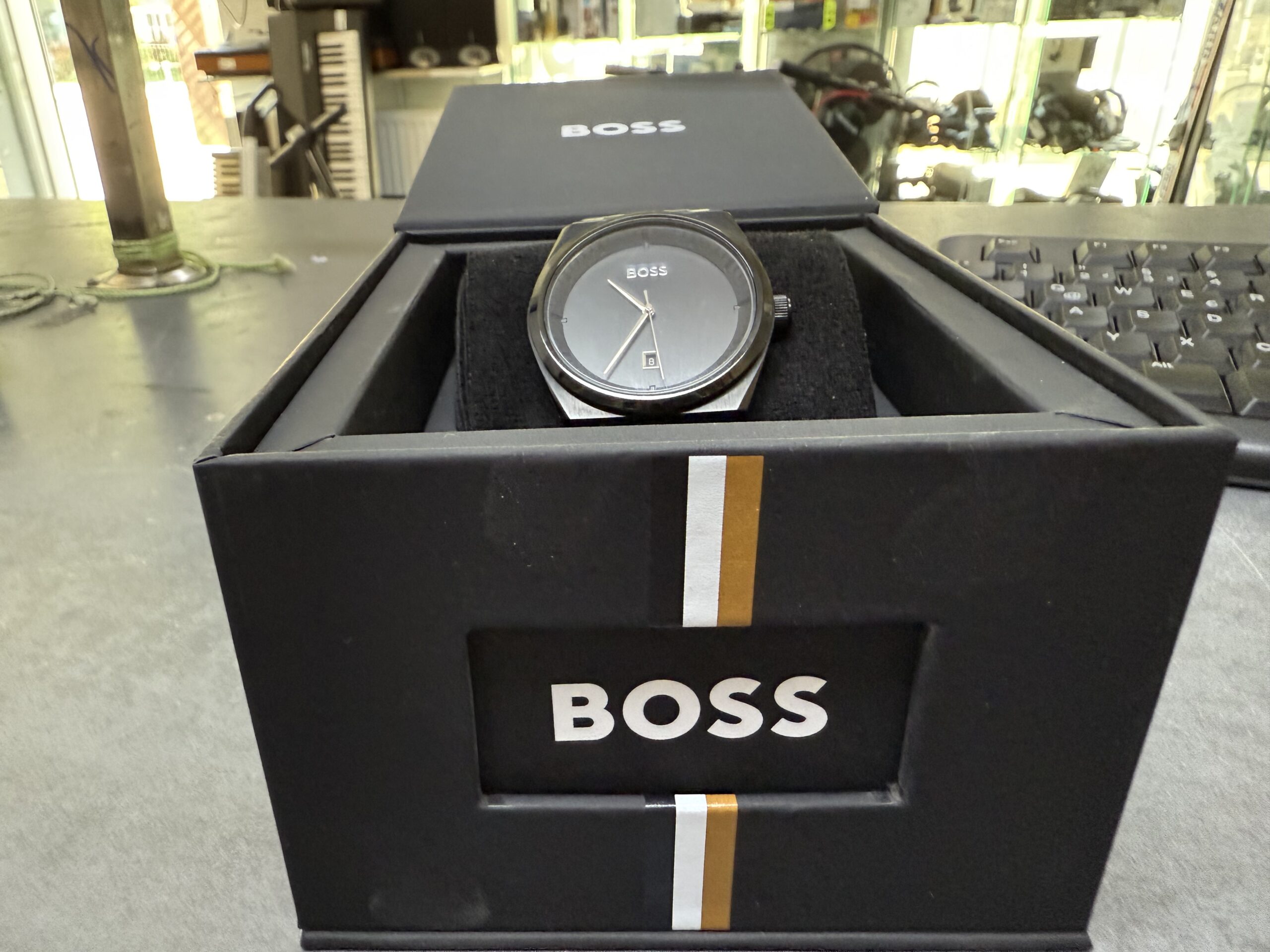 Hugo Boss Steer 1513994 Schwarz, Hugo Boss Steer Quarz Analoguhr, 42mm, schwarzes Edelstahlarmband, Datum, 5 bar wasserdicht, mit OVP. | Zustand: Wie Neu – Bild 2