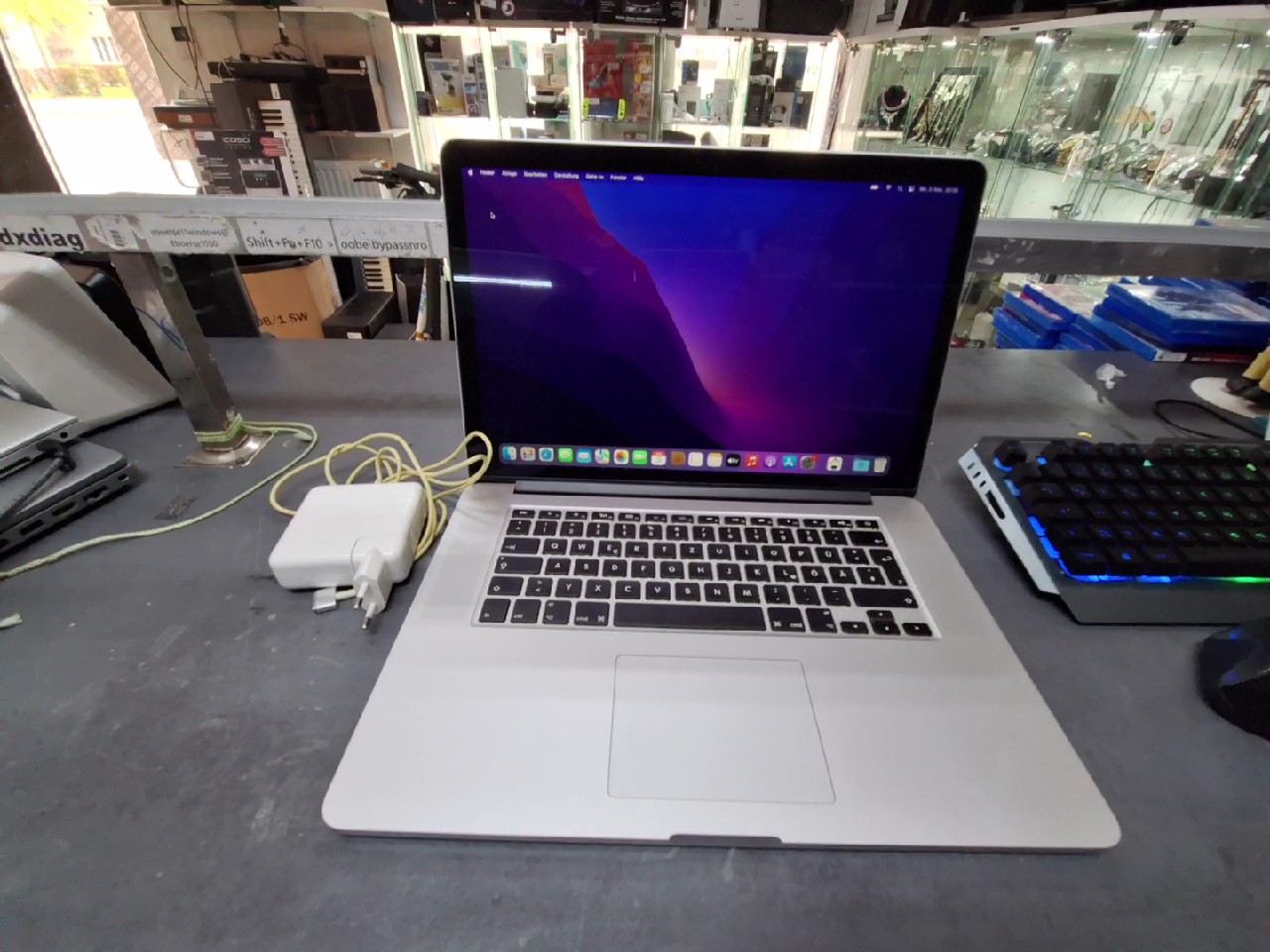 Apple MacBook Pro 15" Mid 2015, i7 2,2 GHz Quad-Core, 16 GB RAM, 256 GB SSD, DE-Tastatur, Intel Iris Pro, Zyklen 301. | Zustand: Sehr Gut – Bild 2