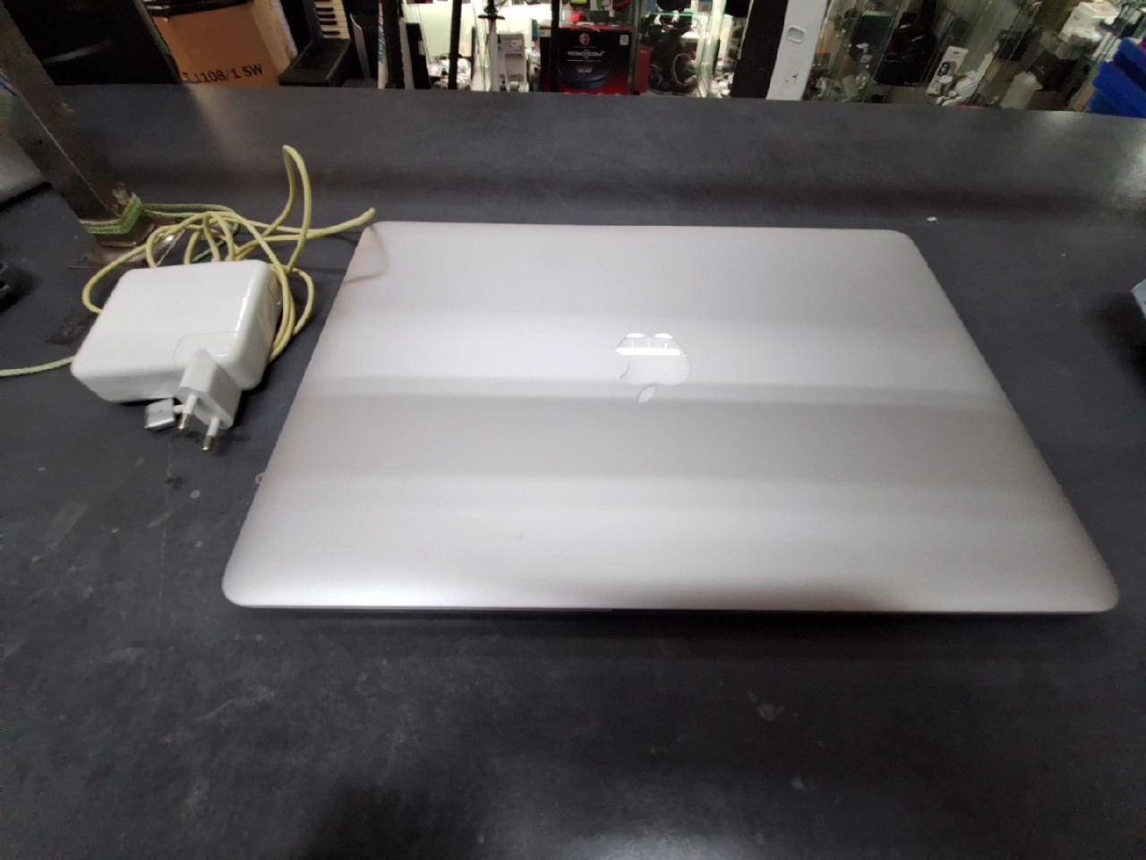 Apple MacBook Pro 15" Mid 2015, i7 2,2 GHz Quad-Core, 16 GB RAM, 256 GB SSD, DE-Tastatur, Intel Iris Pro, Zyklen 301. | Zustand: Sehr Gut – Bild 3