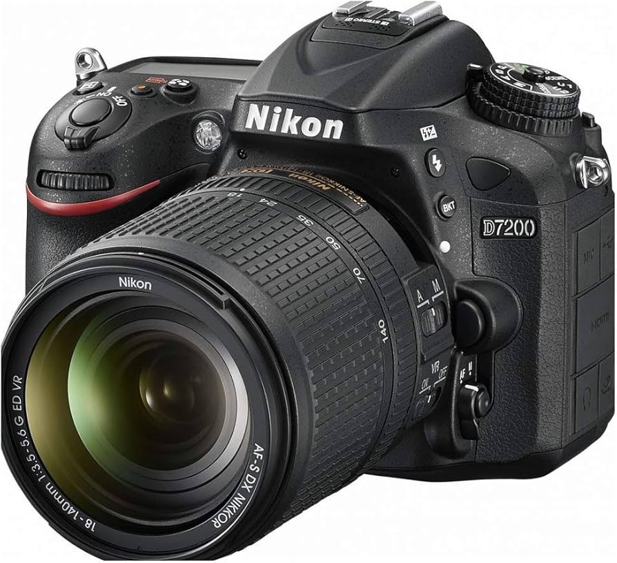 Nikon D7200 + 18-140mm VR, DSLR Kamera mit AF-S DX 18-140mm VR Objektiv, Gegenlichtblende, Akkus und Ladeteil. | Zustand: Sehr Gut