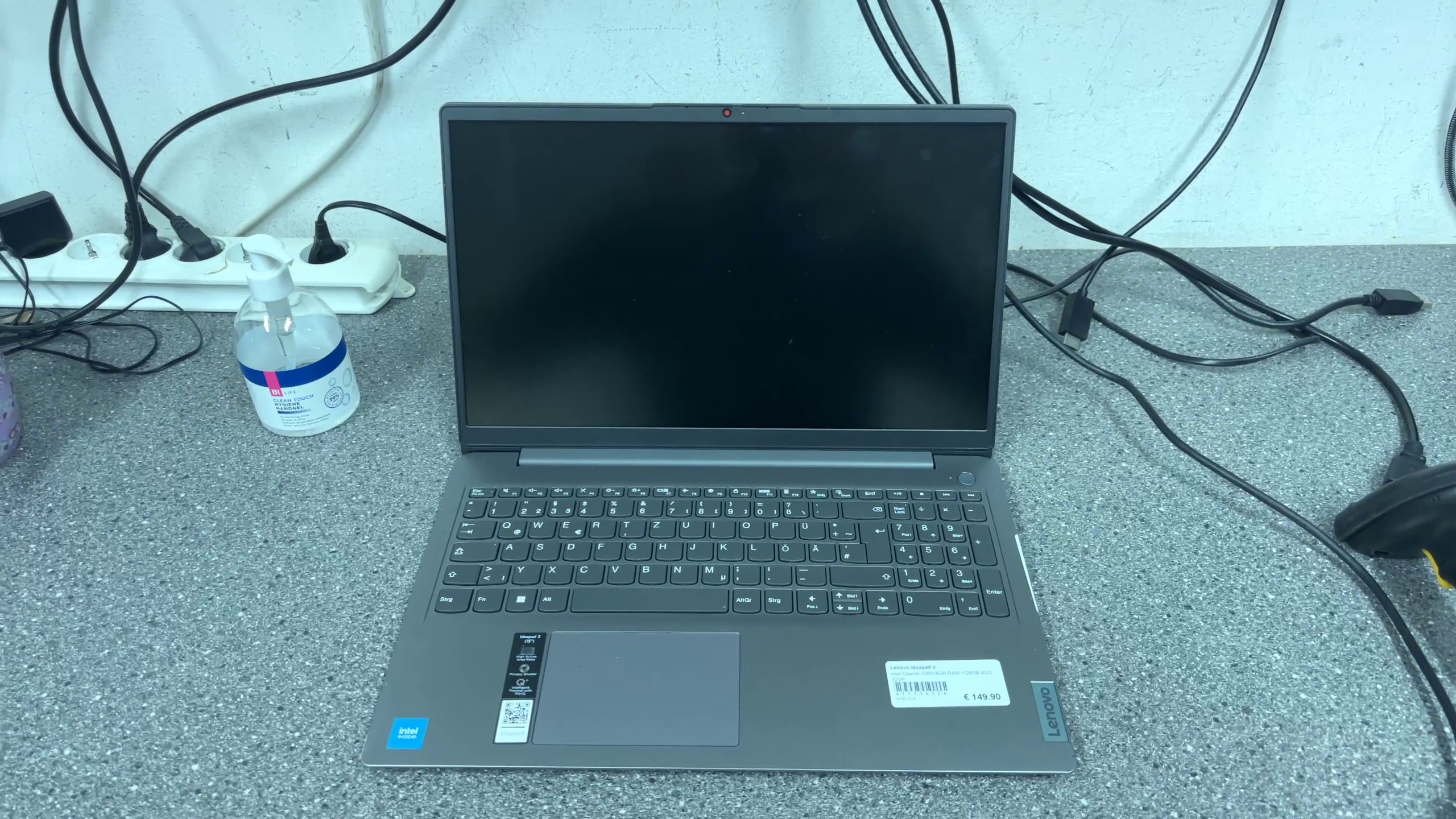Lenovo IdeaPad 3 15.6", Intel Celeron 6305 | 4GB RAM | 128GB SSD | QWERTZ | Gebraucht (Kratzer auf Deckel) | Zustand: In Ordnung