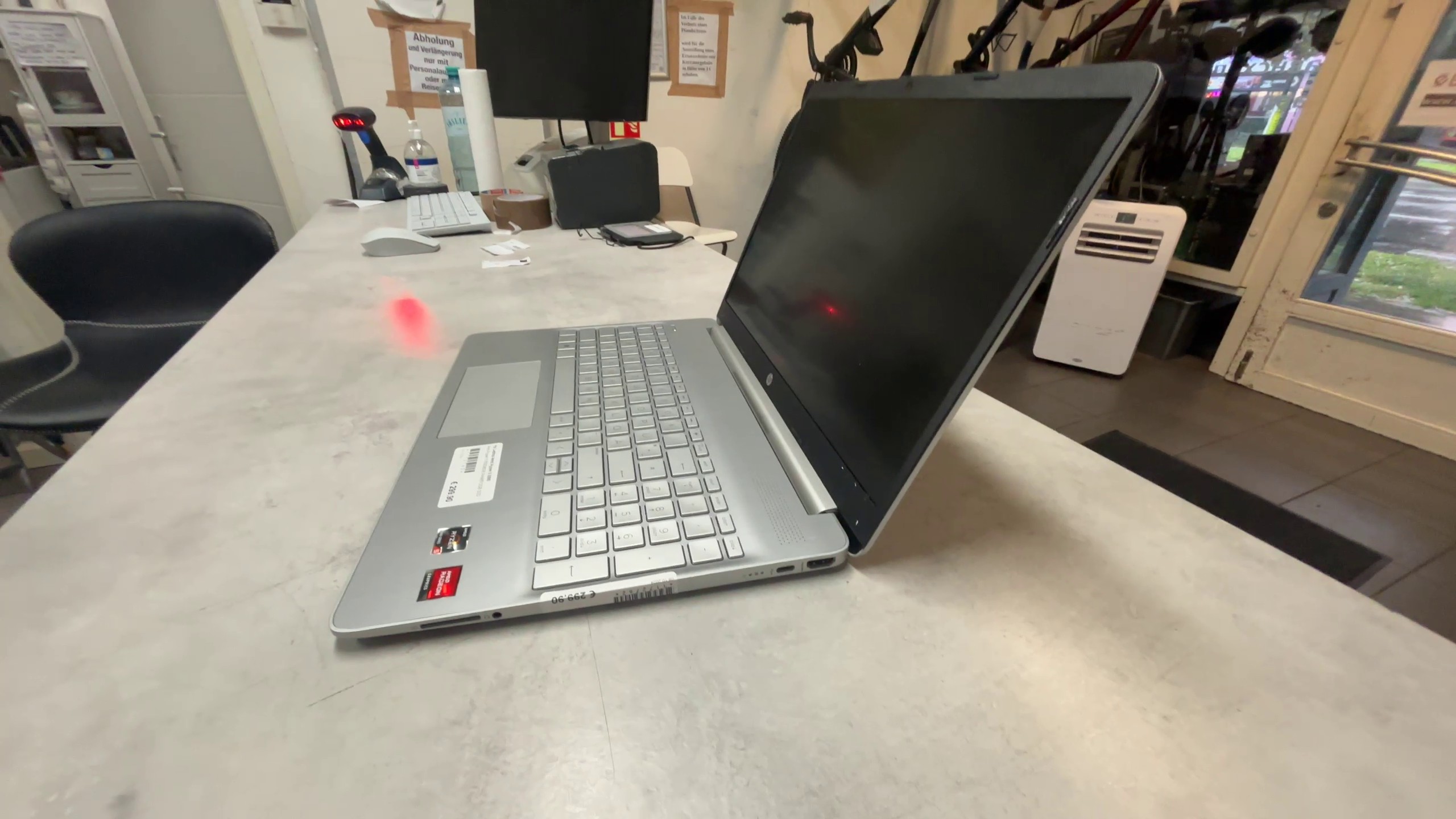 HP 15 Ryzen 5 5500U, 15.6" FHD | 8GB RAM | 512GB SSD | Radeon Graphics | Leichte Kratzer auf dem Deckel | Zustand: Gut – Bild 3