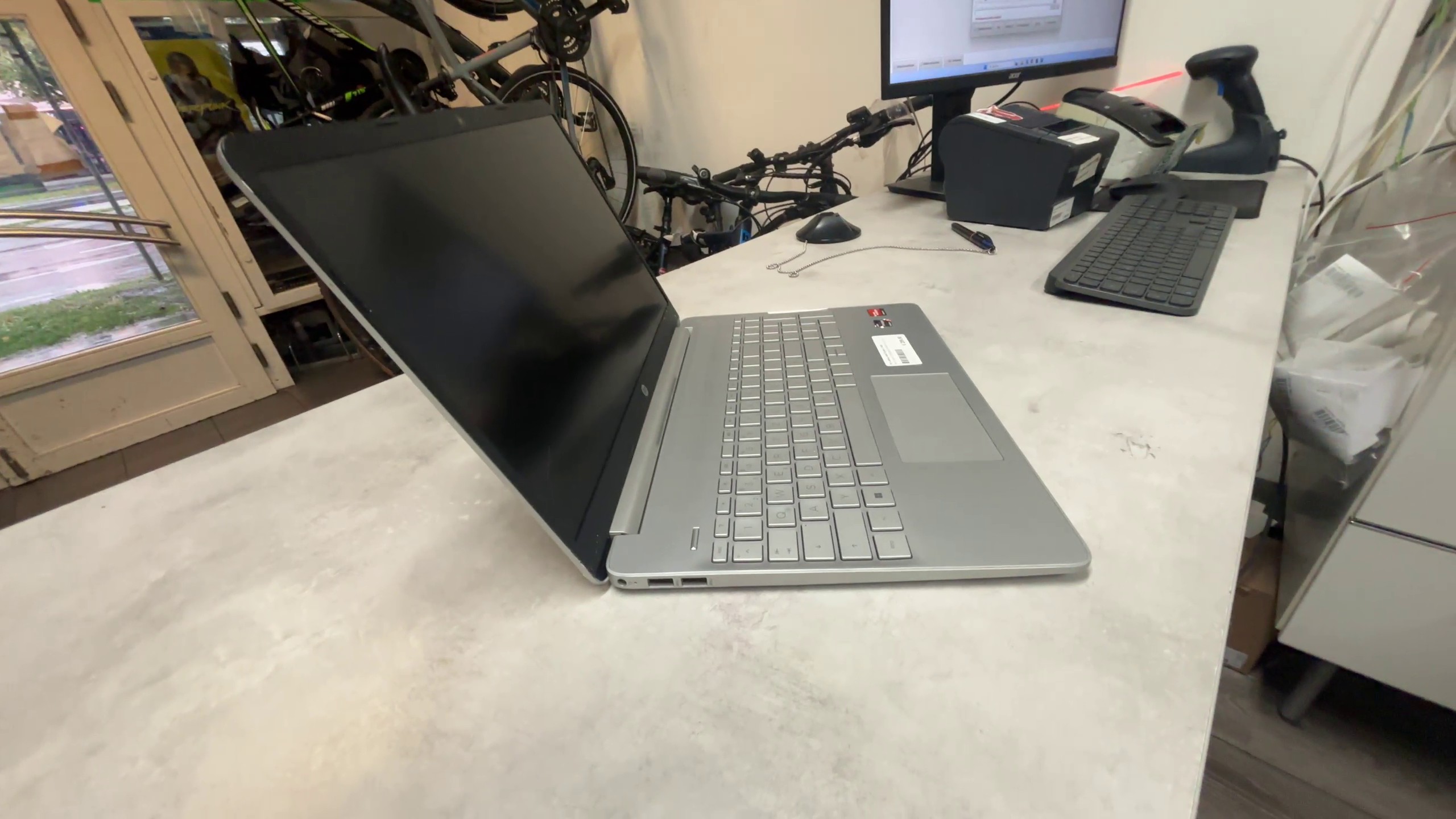 HP 15 Ryzen 5 5500U, 15.6" FHD | 8GB RAM | 512GB SSD | Radeon Graphics | Leichte Kratzer auf dem Deckel | Zustand: Gut – Bild 4