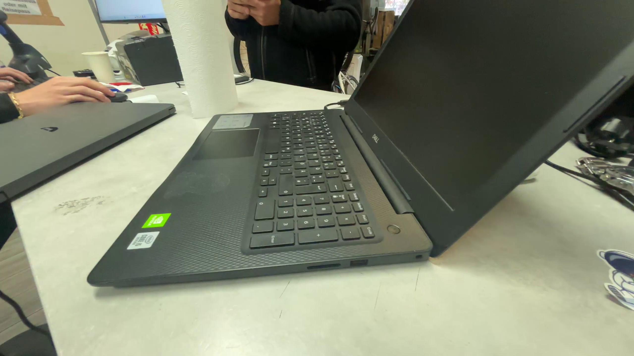Dell Inspiron 15 3000 i5-1035G1 8GB 256GB SSD, Dell Inspiron 15 3000 mit i5-1035G1, 8GB RAM, 256GB SSD und dedizierter Nvidia Grafikkarte. | Zustand: Sehr Gut – Bild 4