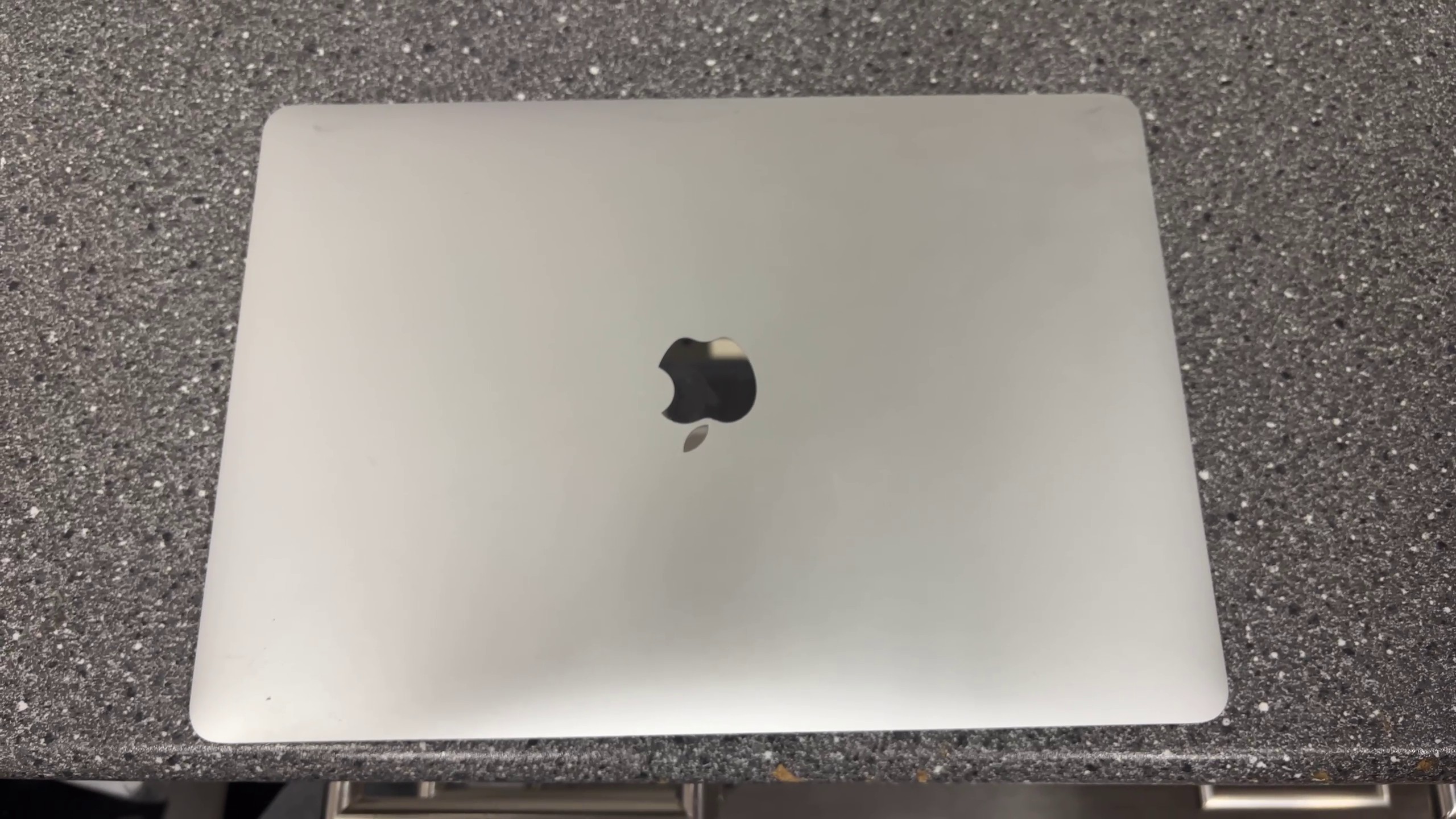 Apple MacBook Air 13" 2020 Silber, Intel Core i5, 8GB RAM, 512GB SSD, Intel Iris Plus Graphics, 218 Ladezyklen, Zustand: Gut | Zustand: Gut – Bild 4