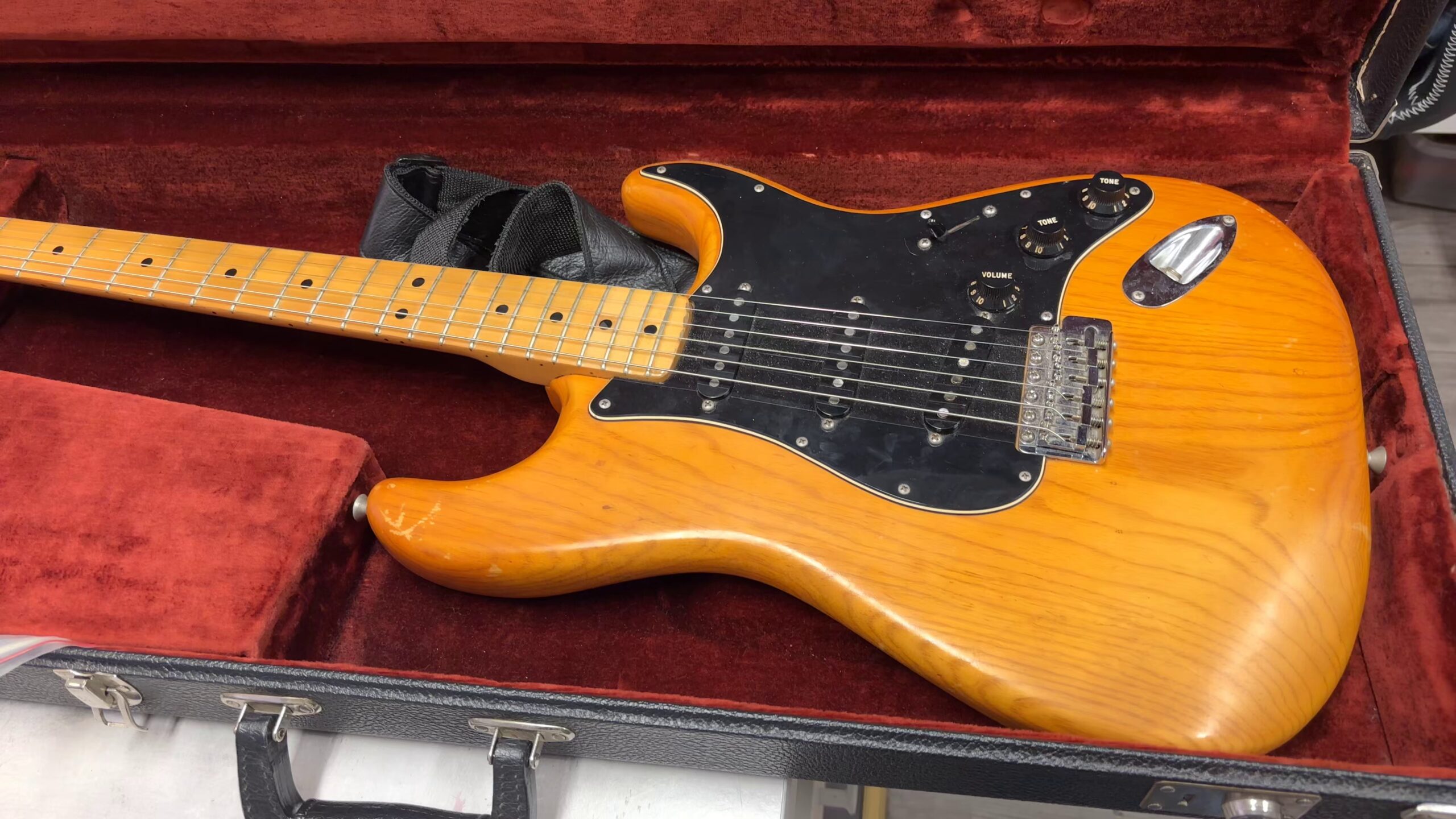 Fender Stratocaster 1976, Gebrauchte E-Gitarre von 1976 inklusive Koffer. | Zustand: In Ordnung