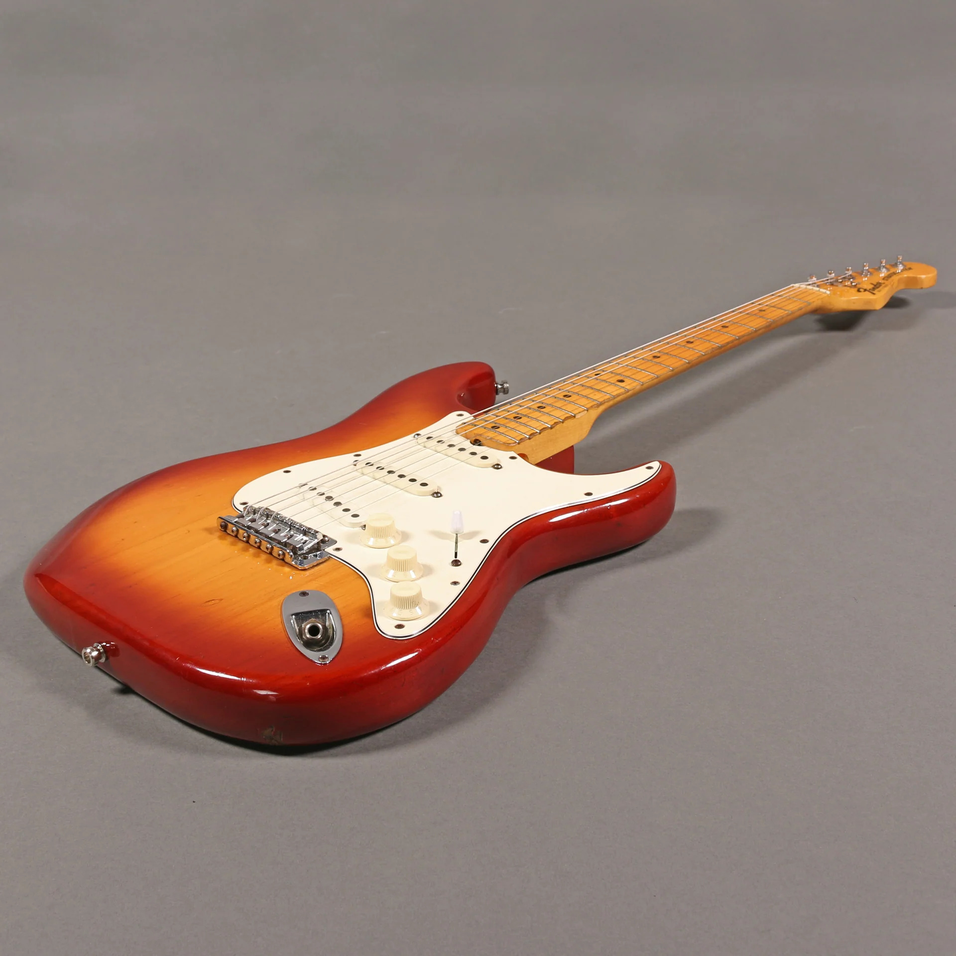 Fender Stratocaster 1982 Sunburst, E-Gitarre, Ahorn GrifFernbedienungrett, inkl. Koffer, mit Kratzern. | Zustand: Gut