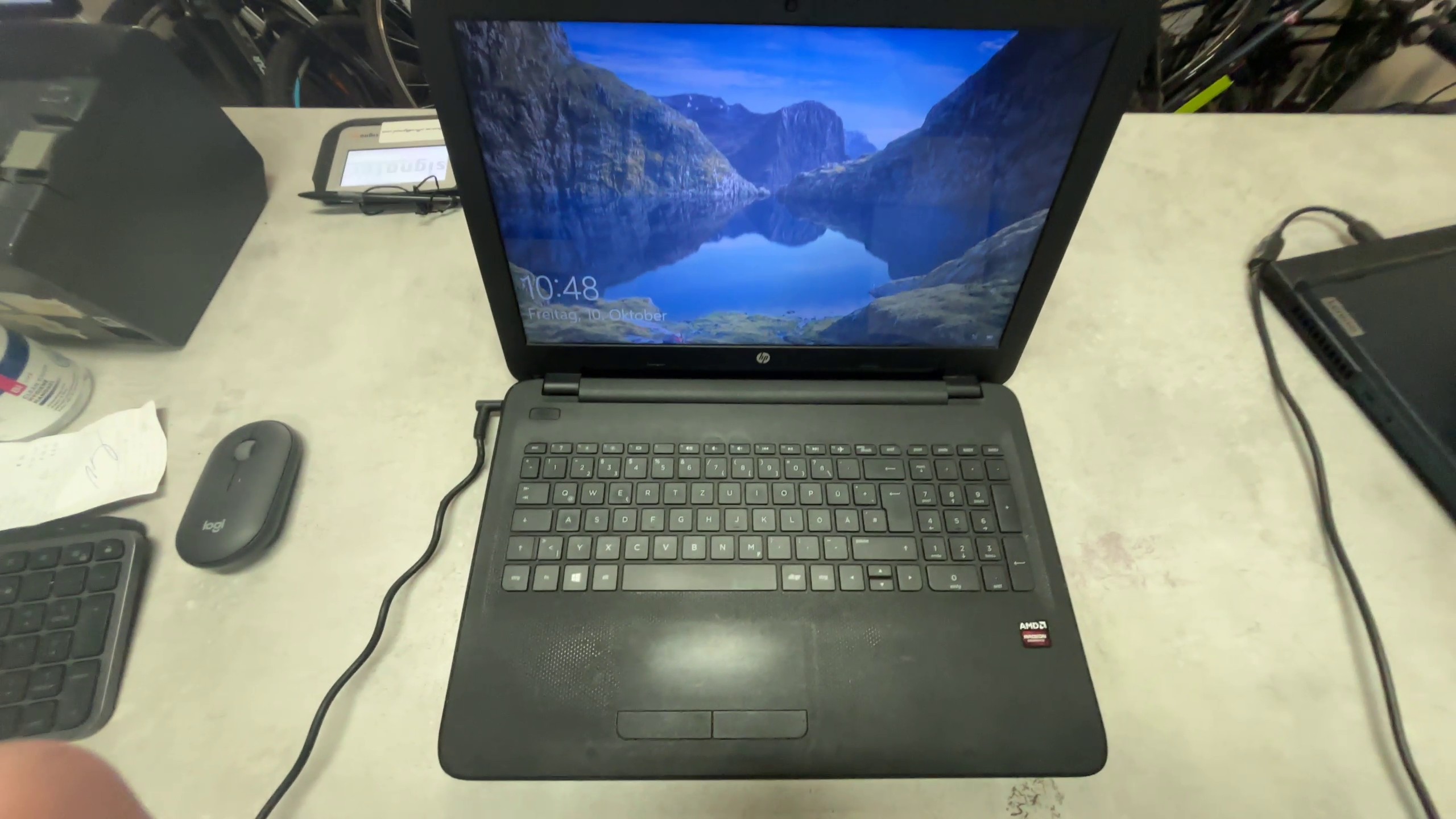 HP 15-af093ng Notebook, AMD A8, 8GB RAM, 1TB HDD, Windows 10 Home, inkl. Ladegerät, Akku schwach | Zustand: Gut – Bild 2