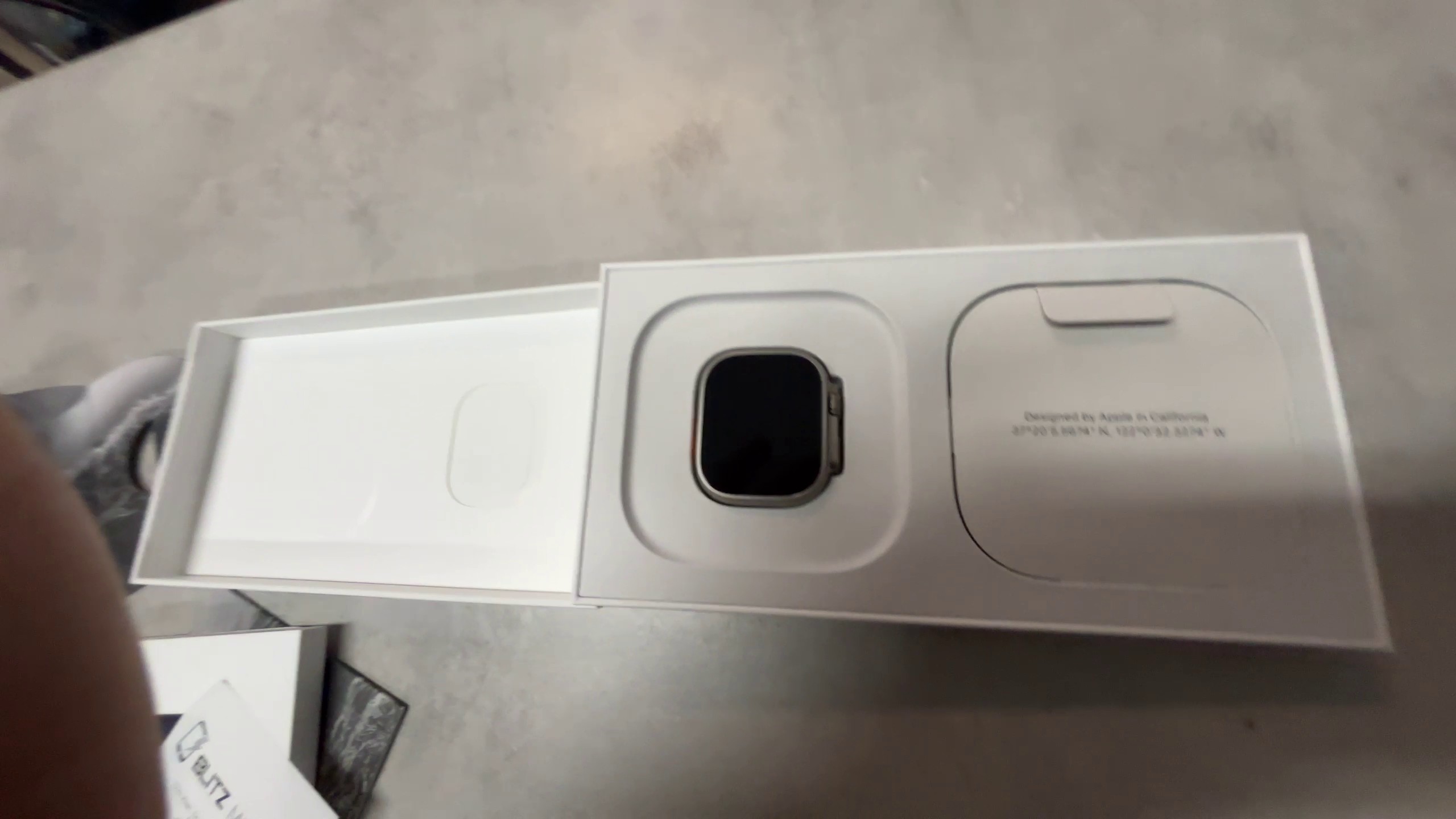 Apple Watch Ultra 2 Titan Natur Ocean Marine, 49mm Gehäuse, Ocean Armband in Marineblau, Zustand wie neu, inkl. Rechnung vom 14.08.2025. | Zustand: Wie Neu | Farbe: grau