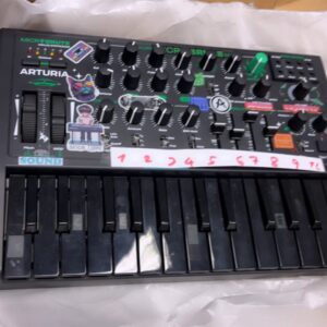 Arturia MicroBrute UFO Edition, Schwarz, Analoger Monosynthesizer, inkl. Netzteil, mit Aufklebern versehen, gebrauchter Zustand. | Zustand: Gebraucht