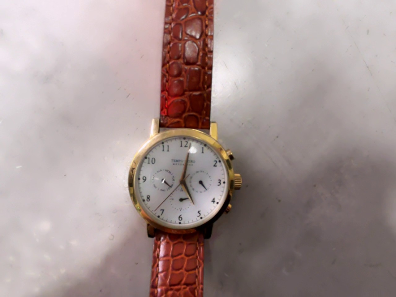Tempo D'oro Meccanico Automatik Gold, Zifferblatt ist zerkratzt | Herren Automatik-Armbanduhr mit goldfarbenem Gehäuse, weißem Zifferblatt und braunem Lederband. | Zustand: Sehr Gut | Farbe: gold – Bild 2
