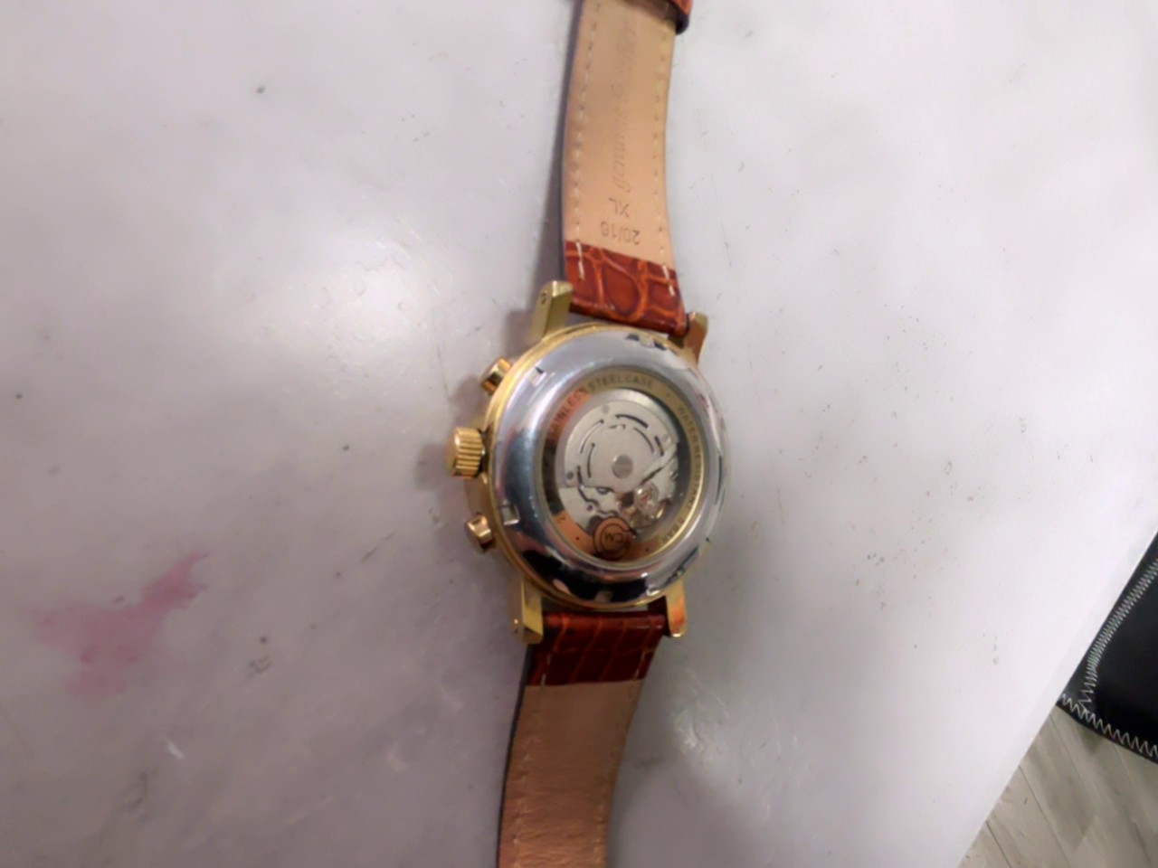 Tempo D'oro Meccanico Automatik Gold, Zifferblatt ist zerkratzt | Herren Automatik-Armbanduhr mit goldfarbenem Gehäuse, weißem Zifferblatt und braunem Lederband. | Zustand: Sehr Gut | Farbe: gold – Bild 3