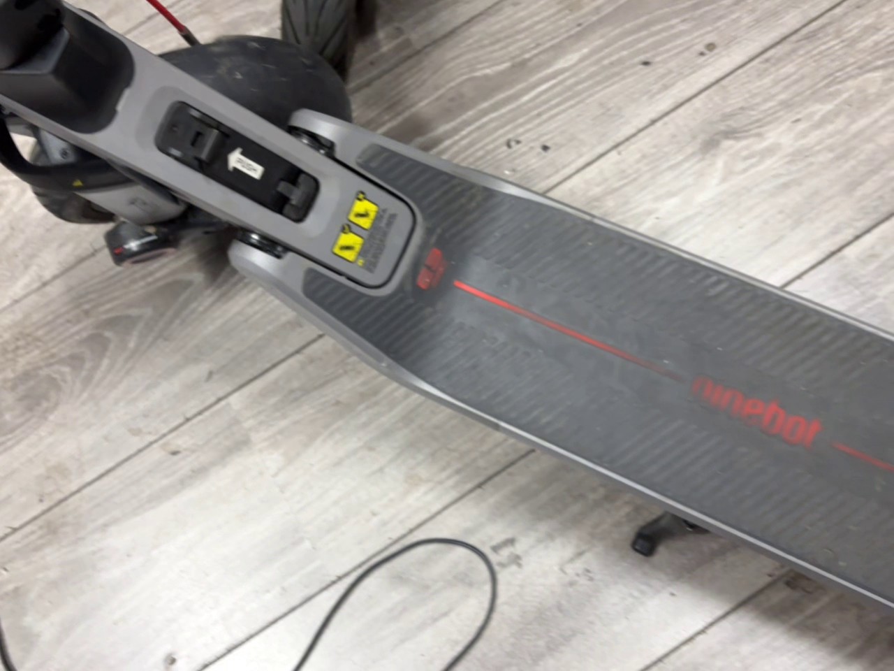 Segway Ninebot E3 Pro E-Scooter, Elektroroller mit 25 km | h Vmax, ohne ladegerät
mit App geht nicht verbinden