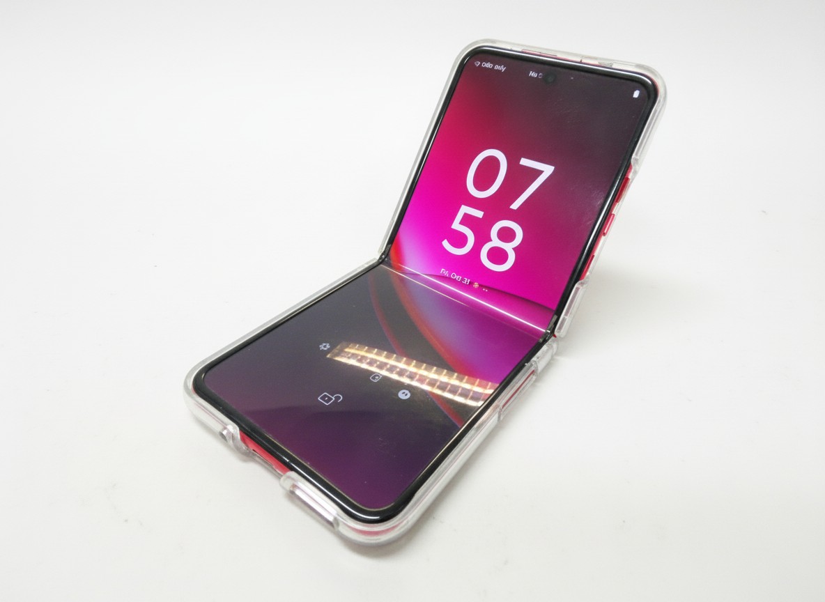 Motorola Razr 40 Ultra Viva Magenta 2023, Foldable Smartphone, neuwertig mit OVP, Snapdragon 8+ Gen 1, 165Hz Display. | SimLock: Frei | Zustand: Gut | Farbe: schwarz | Akku: 100% – Bild 2