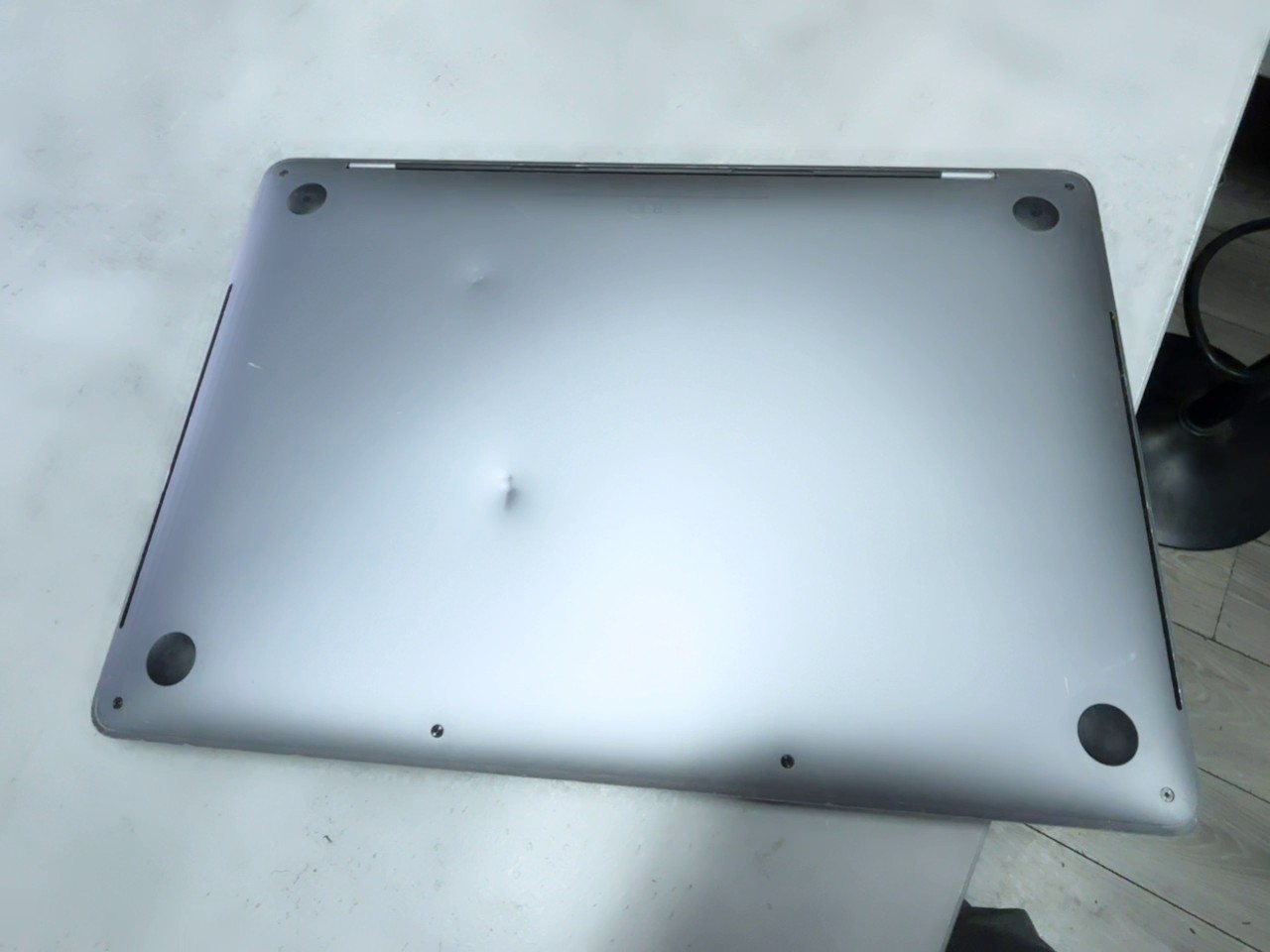 Apple MacBook Pro 13" 2019 512GB, i5 | 8GB RAM, Zyklen 909, silbernes Modell mit Dellen auf der Unterseite. | Zustand: In Ordnung – Bild 4