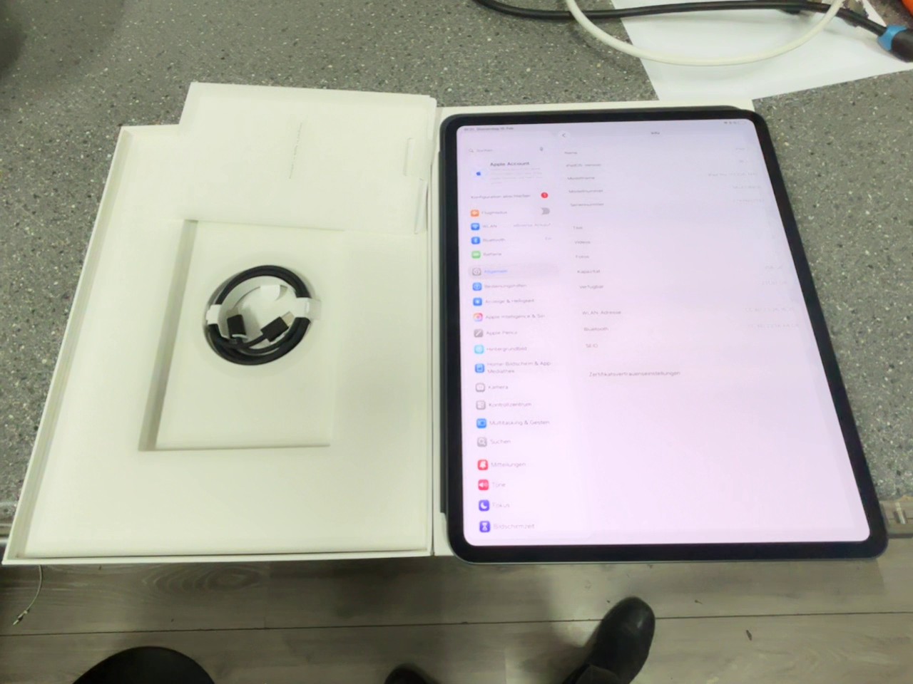 Apple iPad Pro 13" M4 256GB Wi-Fi, Mit Verpackung | 45 Ladezyklen | Zustand: Sehr Gut | Farbe: schwarz – Bild 4