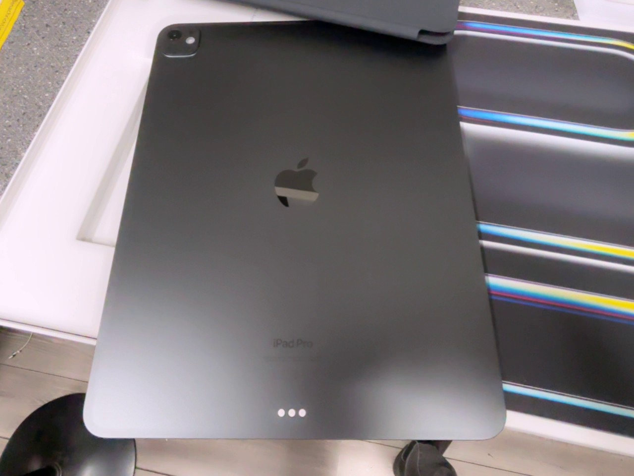 Apple iPad Pro 13" M4 256GB Wi-Fi, Mit Verpackung | 45 Ladezyklen | Zustand: Sehr Gut | Farbe: schwarz – Bild 5